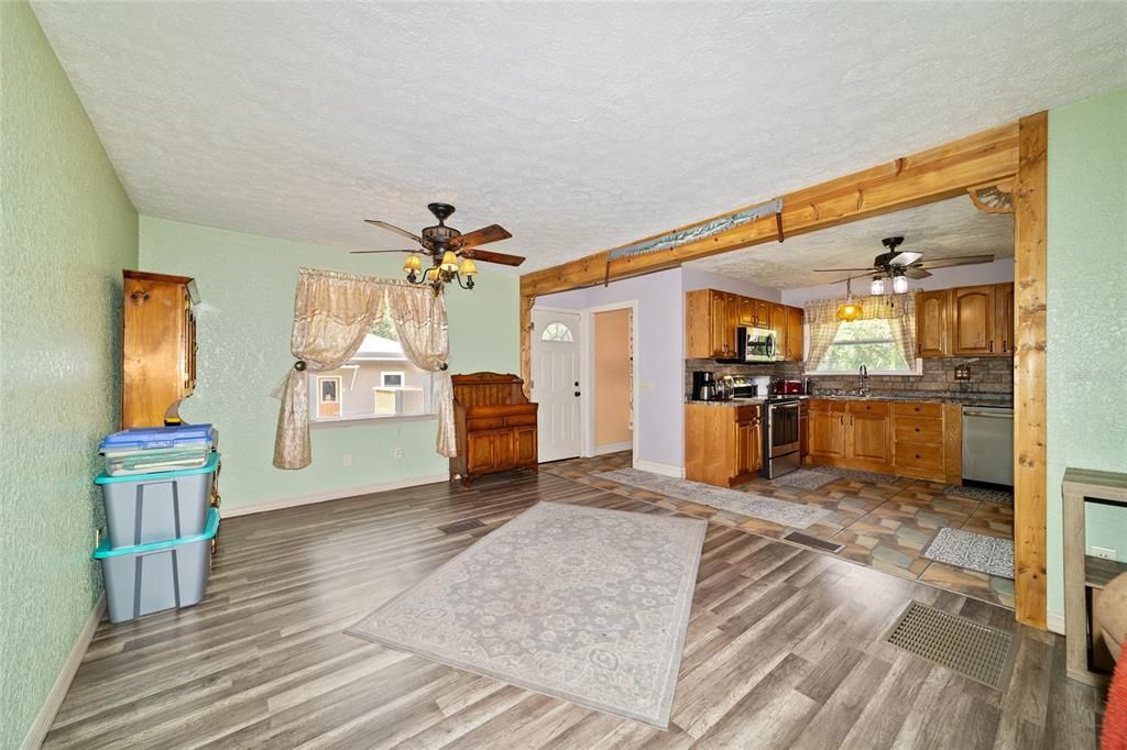 For Sale: $349,900 (3 beds, 2 baths, 1500 Square Feet)