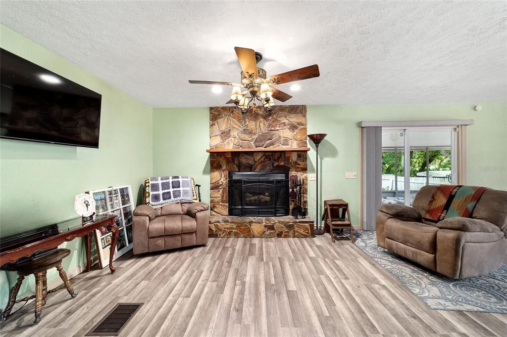 For Sale: $349,900 (3 beds, 2 baths, 1500 Square Feet)