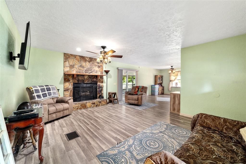 For Sale: $349,900 (3 beds, 2 baths, 1500 Square Feet)