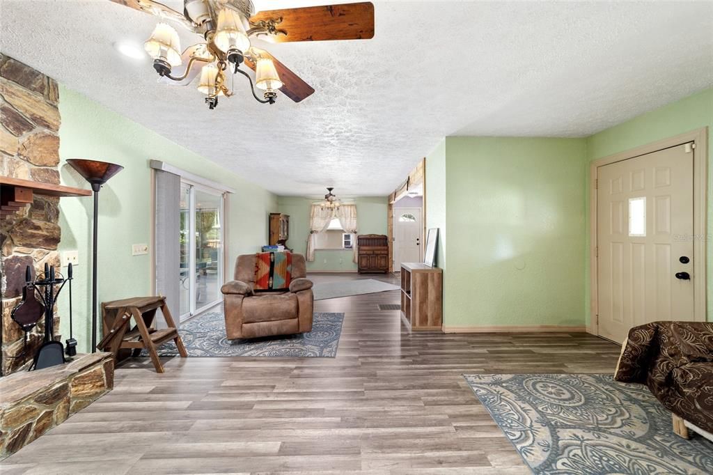 For Sale: $349,900 (3 beds, 2 baths, 1500 Square Feet)