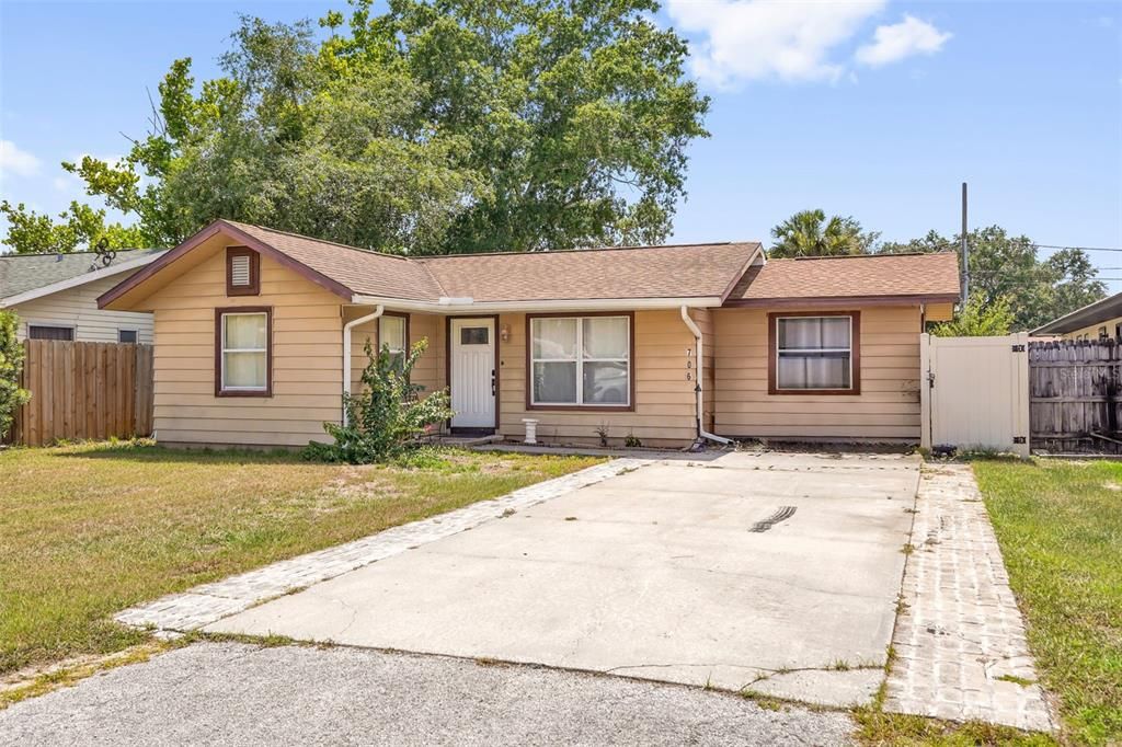 For Sale: $280,000 (2 beds, 1 baths, 912 Square Feet)