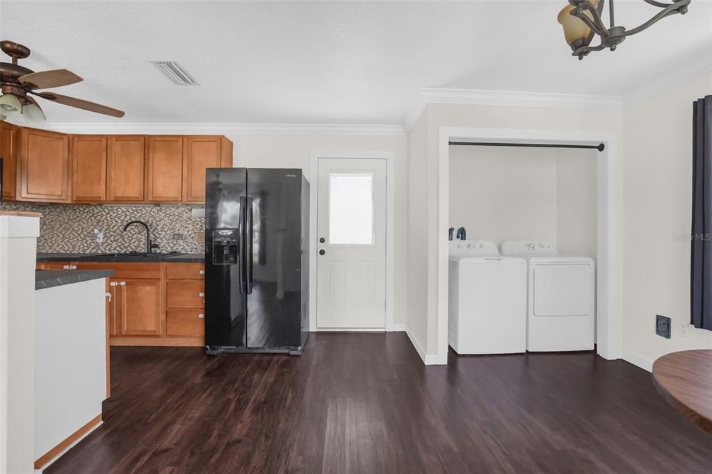 For Sale: $280,000 (2 beds, 1 baths, 912 Square Feet)