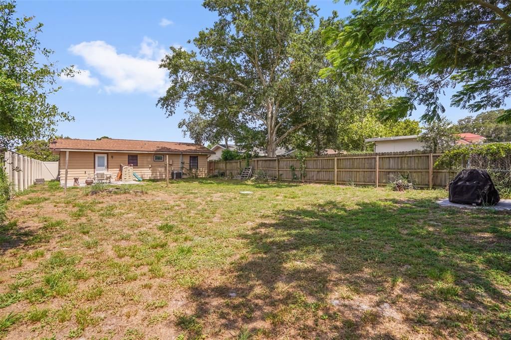 For Sale: $280,000 (2 beds, 1 baths, 912 Square Feet)