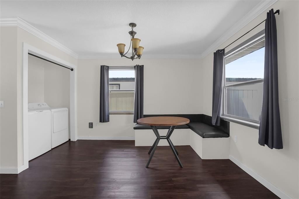 For Sale: $280,000 (2 beds, 1 baths, 912 Square Feet)