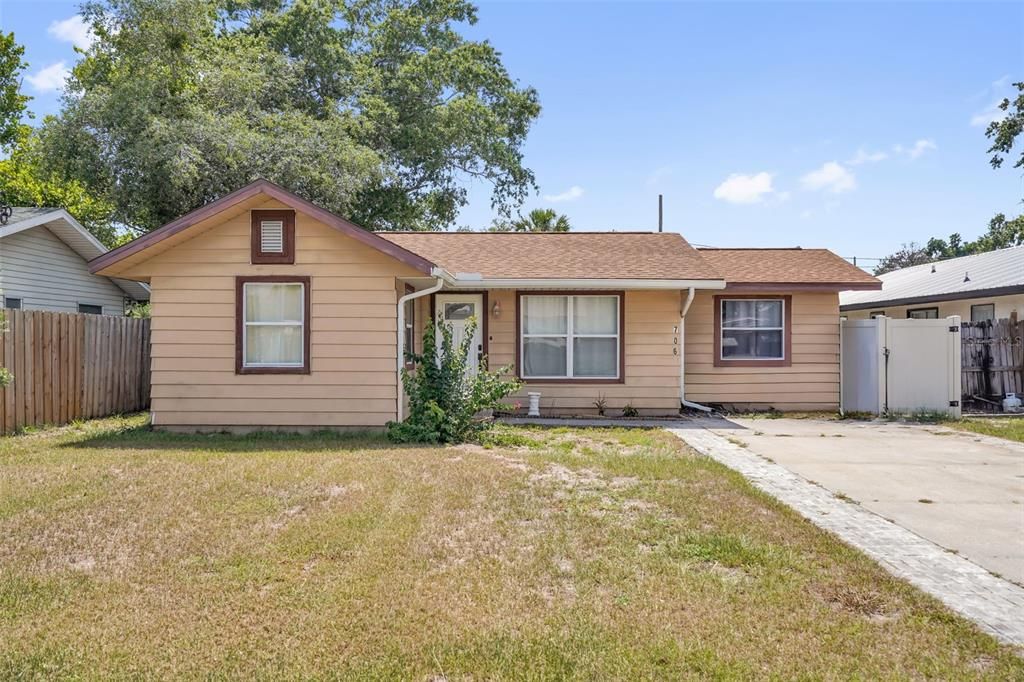 For Sale: $280,000 (2 beds, 1 baths, 912 Square Feet)