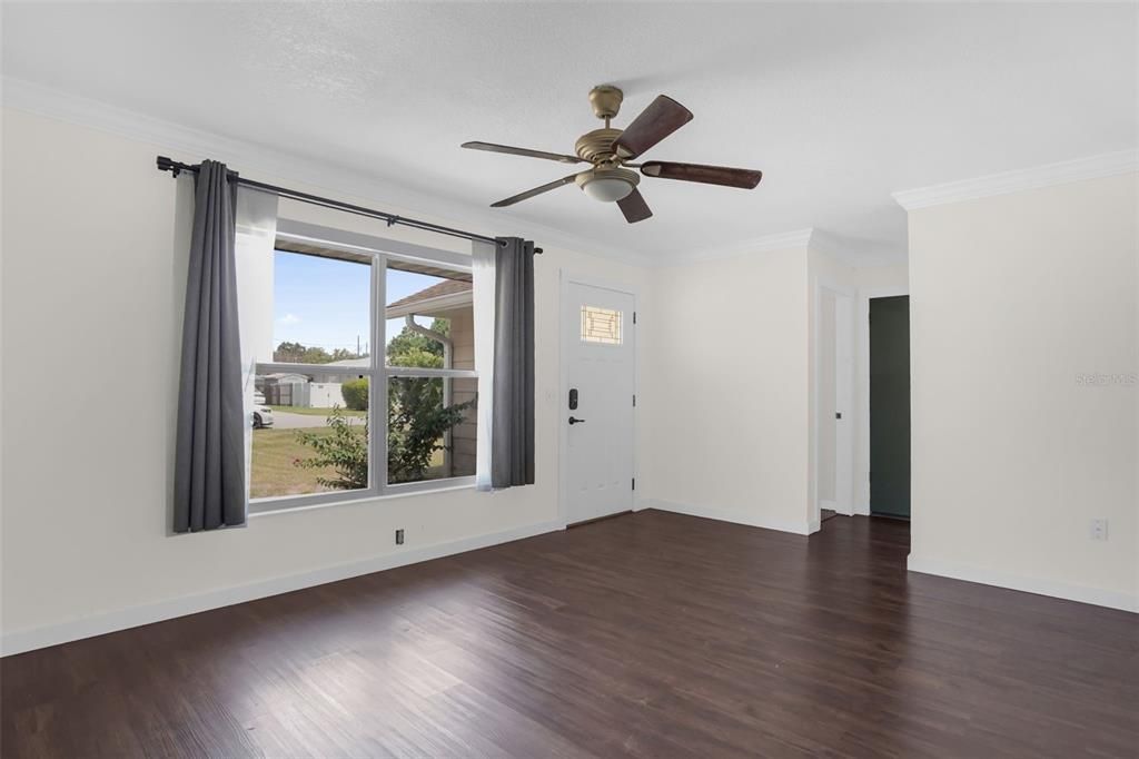 For Sale: $280,000 (2 beds, 1 baths, 912 Square Feet)