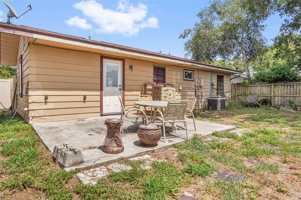 For Sale: $280,000 (2 beds, 1 baths, 912 Square Feet)