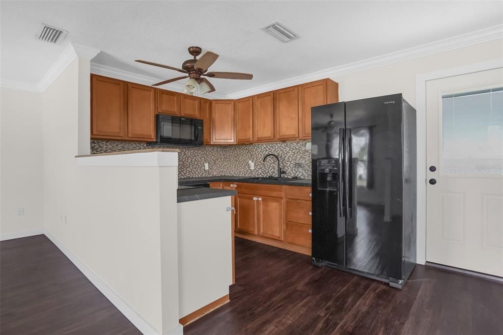 For Sale: $280,000 (2 beds, 1 baths, 912 Square Feet)