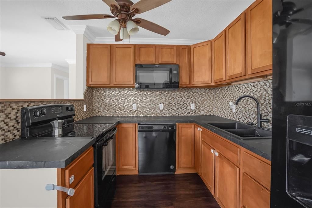 For Sale: $280,000 (2 beds, 1 baths, 912 Square Feet)