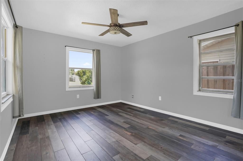 For Sale: $280,000 (2 beds, 1 baths, 912 Square Feet)