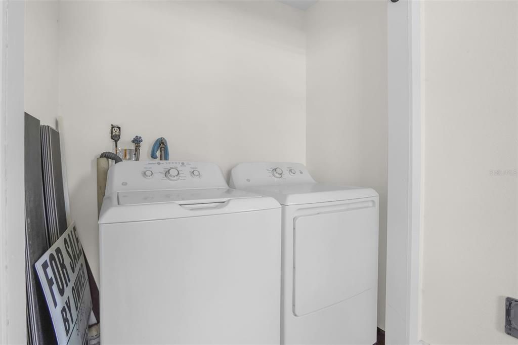 For Sale: $280,000 (2 beds, 1 baths, 912 Square Feet)