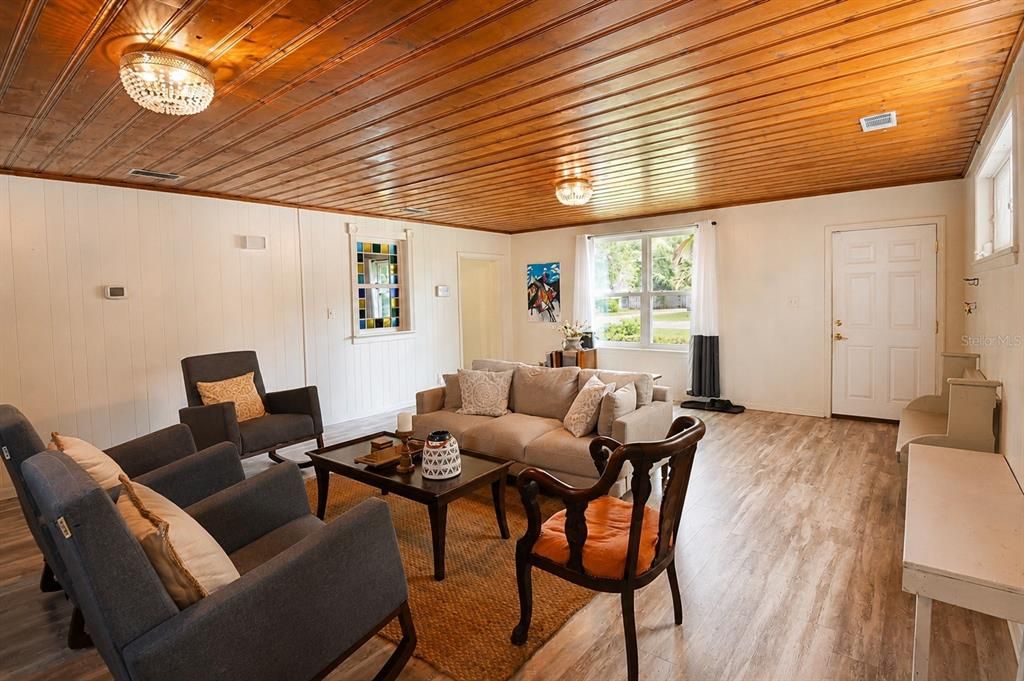 For Sale: $335,000 (3 beds, 2 baths, 1599 Square Feet)