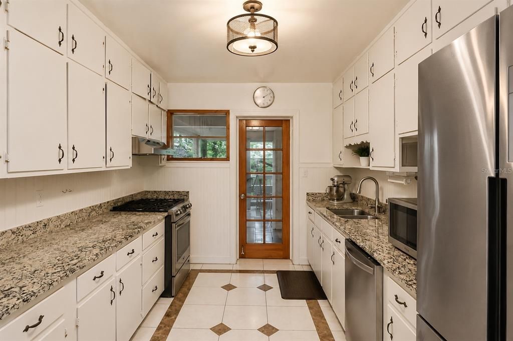 For Sale: $335,000 (3 beds, 2 baths, 1599 Square Feet)