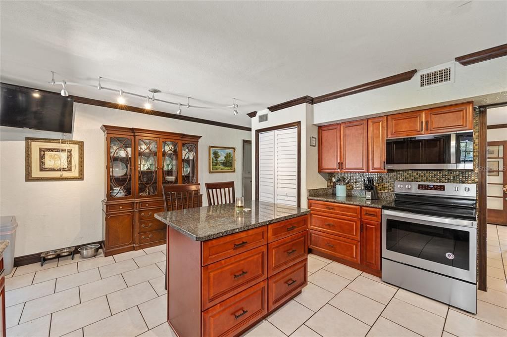 En Venta: $625,000 (5 camas, 2 baños, 2170 Pies cuadrados)