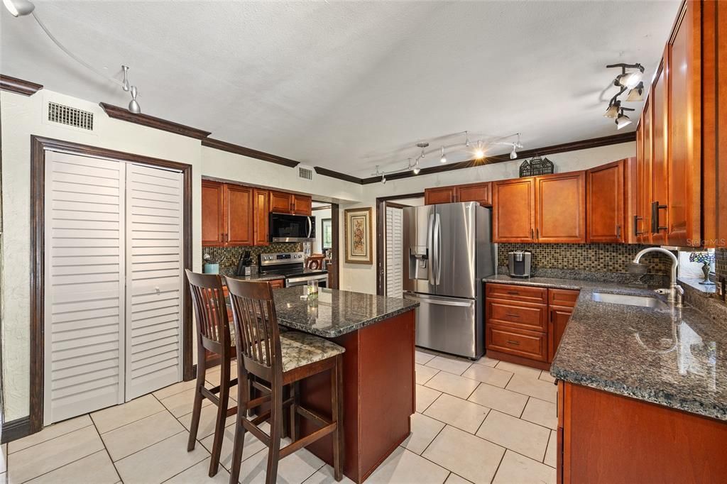 En Venta: $625,000 (5 camas, 2 baños, 2170 Pies cuadrados)