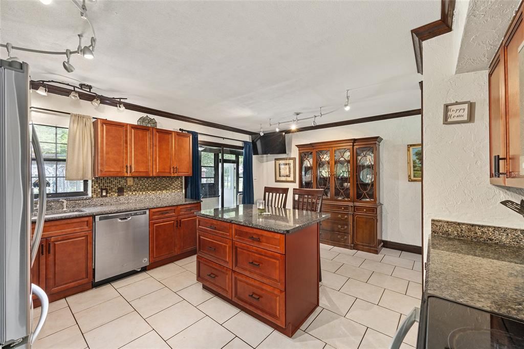 En Venta: $625,000 (5 camas, 2 baños, 2170 Pies cuadrados)