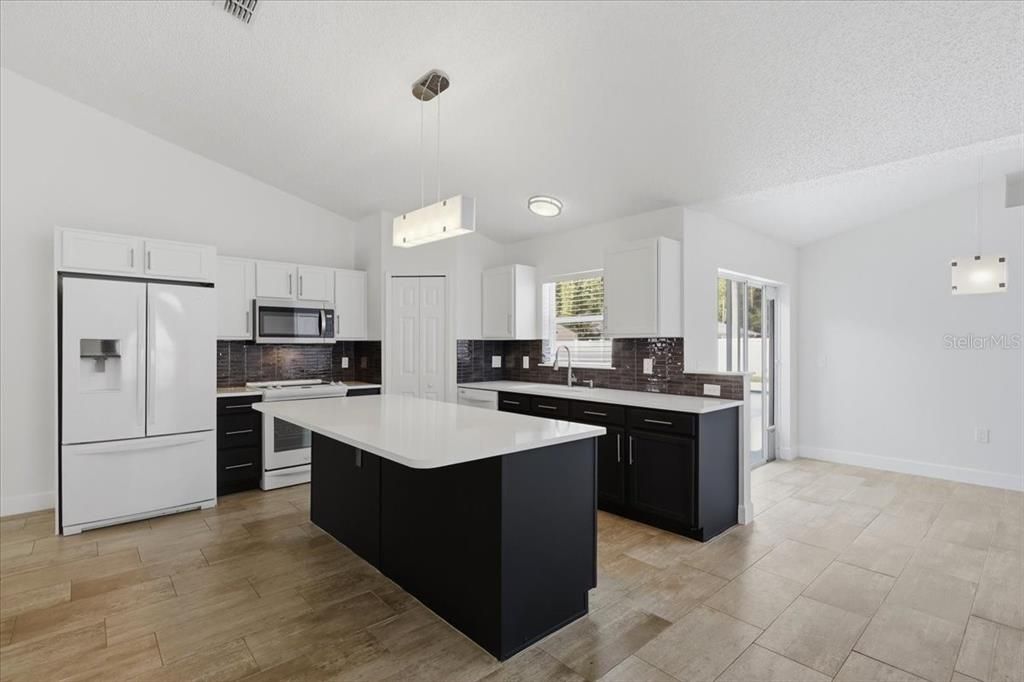 En Venta: $469,000 (4 camas, 2 baños, 2096 Pies cuadrados)