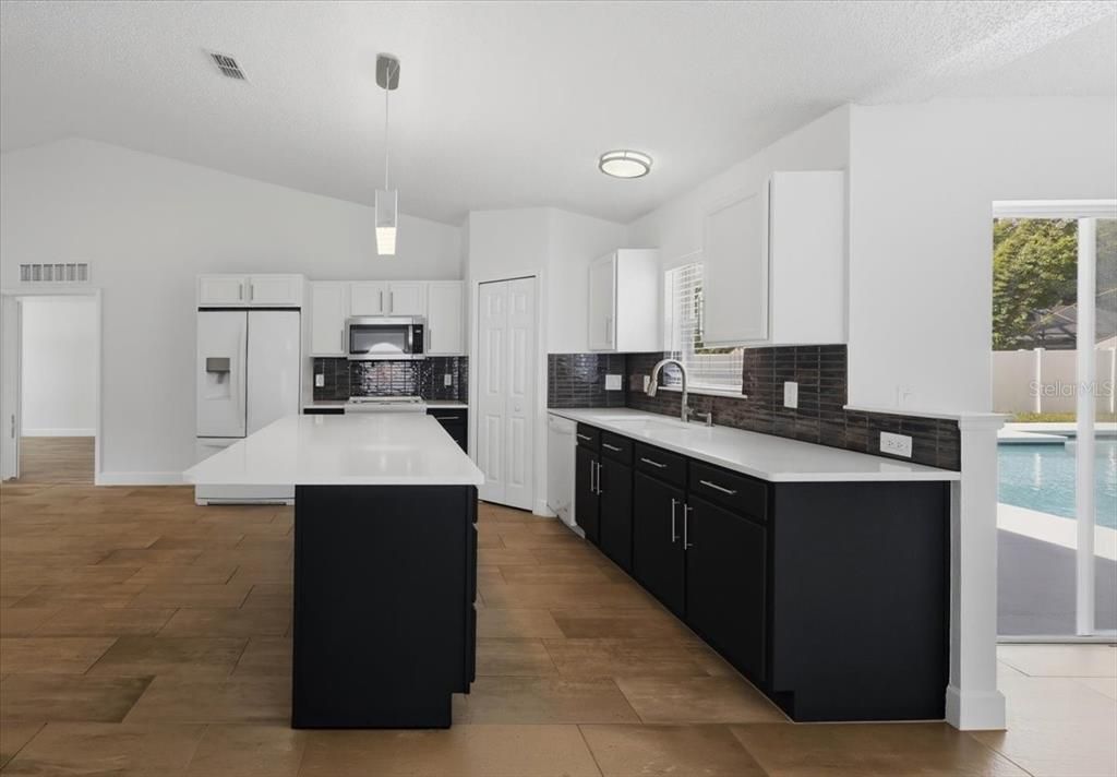 En Venta: $469,000 (4 camas, 2 baños, 2096 Pies cuadrados)