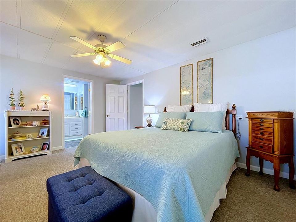 For Sale: $197,000 (2 beds, 2 baths, 1352 Square Feet)