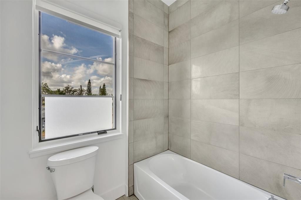 Active With Contract: $6,500 (3 beds, 2 baths, 2372 Square Feet)