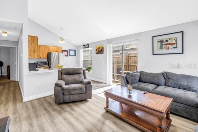 For Sale: $259,000 (2 beds, 1 baths, 797 Square Feet)