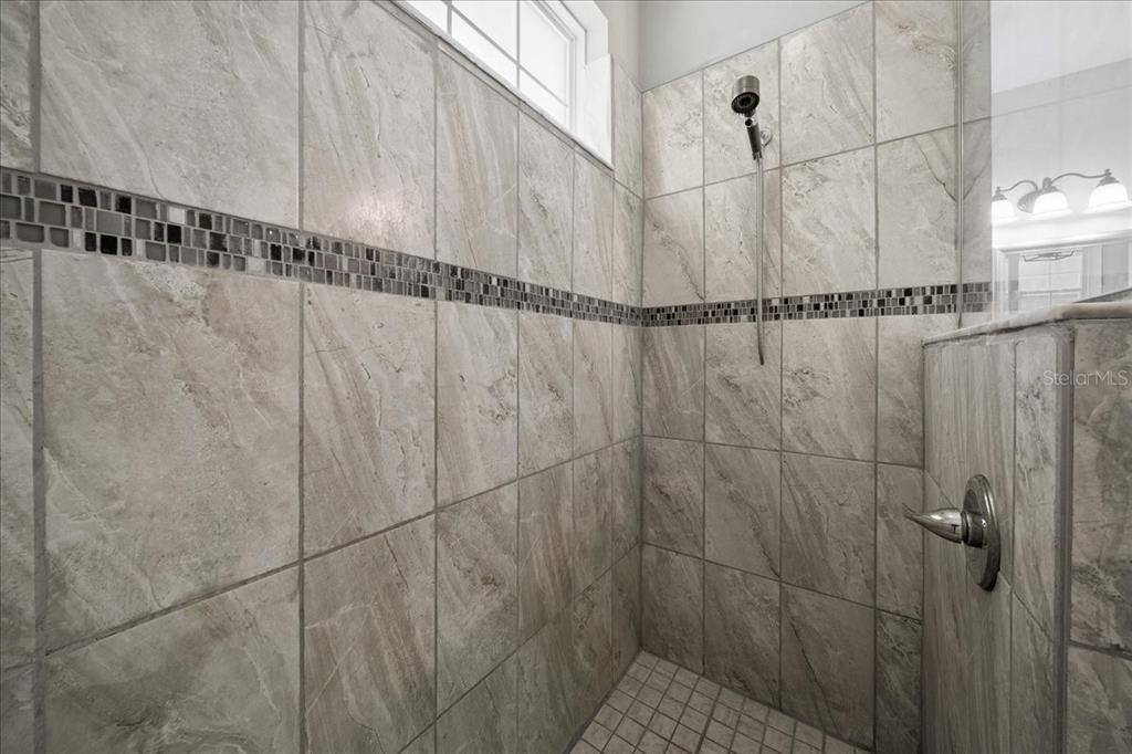 For Sale: $359,000 (3 beds, 2 baths, 1923 Square Feet)