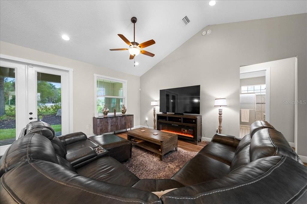 For Sale: $359,000 (3 beds, 2 baths, 1923 Square Feet)