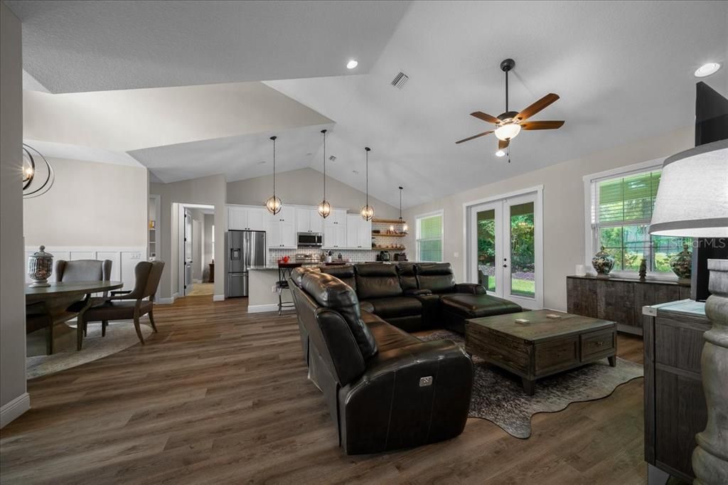 For Sale: $359,000 (3 beds, 2 baths, 1923 Square Feet)