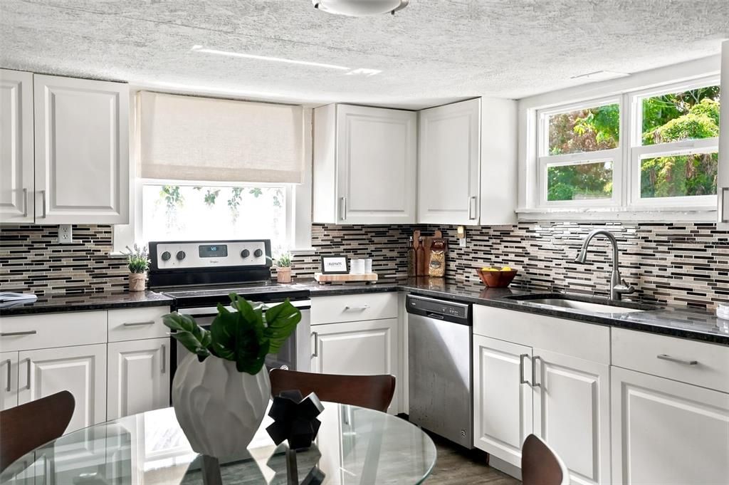For Sale: $237,000 (2 beds, 1 baths, 638 Square Feet)