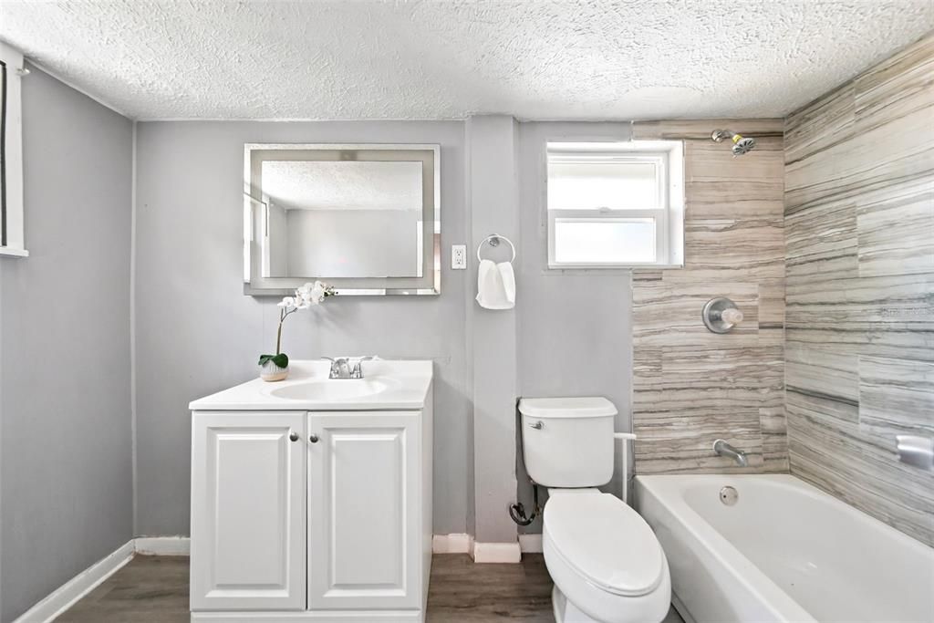 For Sale: $237,000 (2 beds, 1 baths, 638 Square Feet)