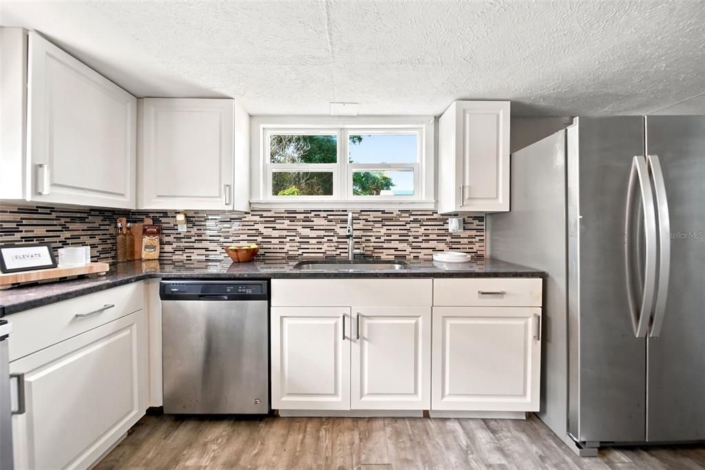 For Sale: $237,000 (2 beds, 1 baths, 638 Square Feet)