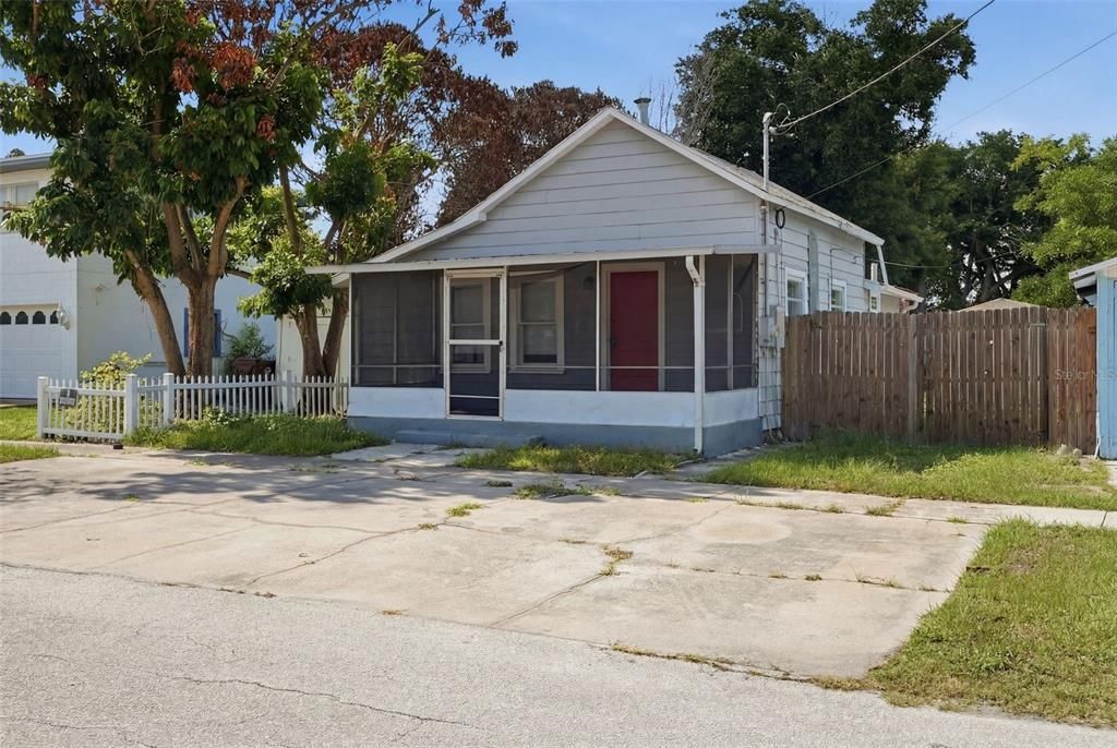 For Sale: $237,000 (2 beds, 1 baths, 638 Square Feet)