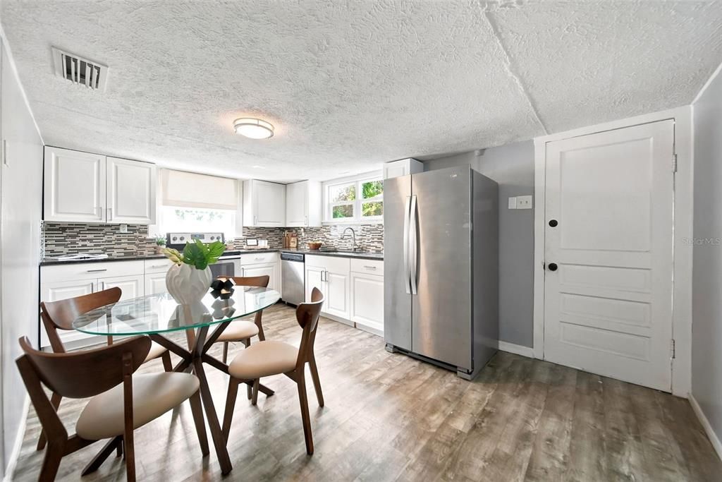 For Sale: $237,000 (2 beds, 1 baths, 638 Square Feet)