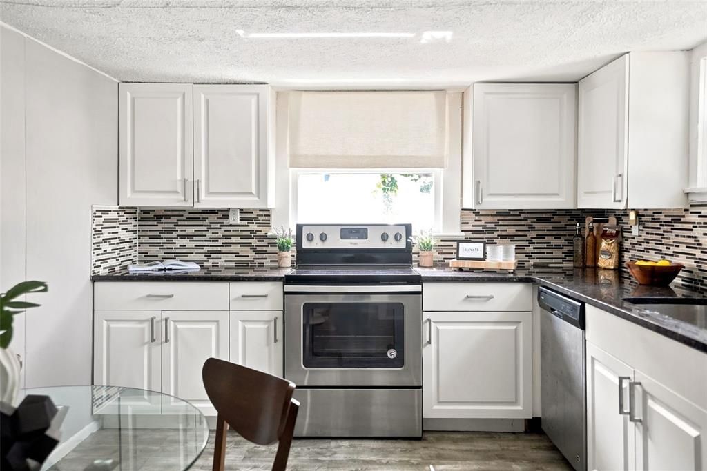 For Sale: $237,000 (2 beds, 1 baths, 638 Square Feet)
