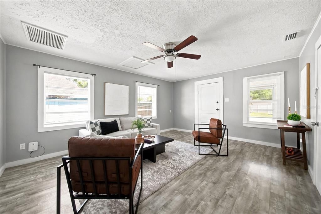 For Sale: $237,000 (2 beds, 1 baths, 638 Square Feet)