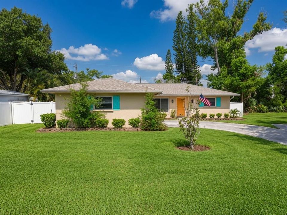 For Sale: $319,500 (2 beds, 2 baths, 1429 Square Feet)