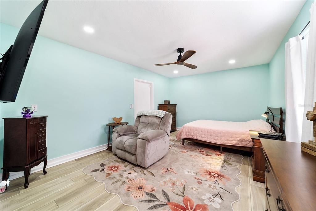 For Sale: $490,000 (3 beds, 2 baths, 2465 Square Feet)