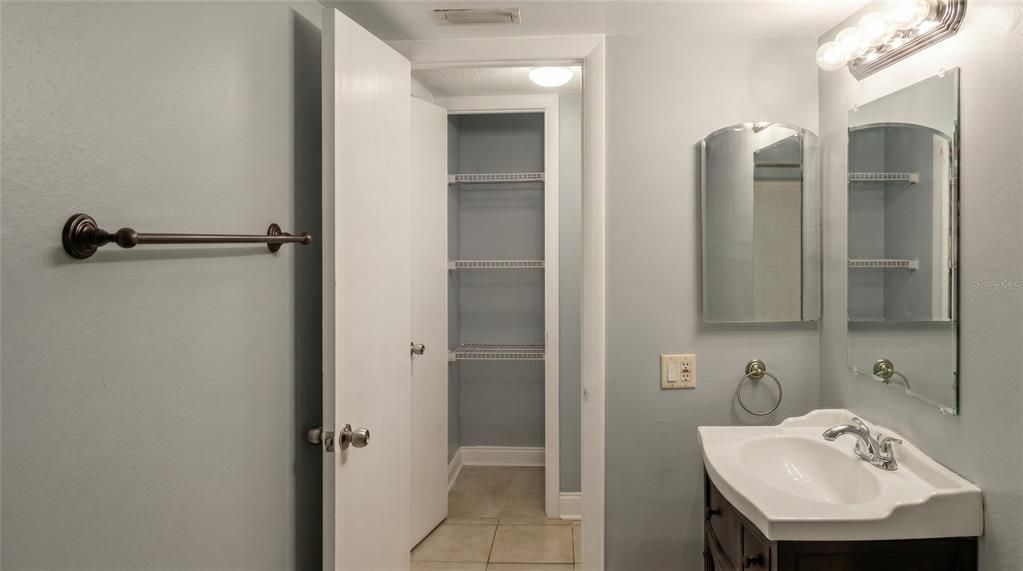 For Rent: $1,595 (2 beds, 1 baths, 810 Square Feet)