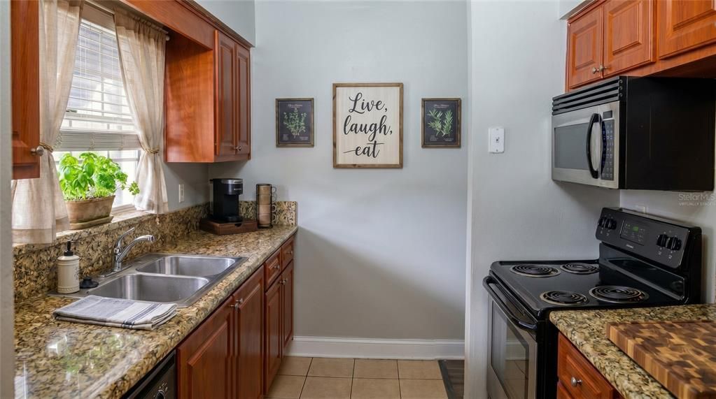 For Rent: $1,595 (2 beds, 1 baths, 810 Square Feet)