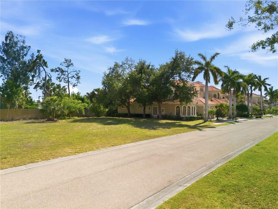 На продажу: $289,000 (0.17 acres)