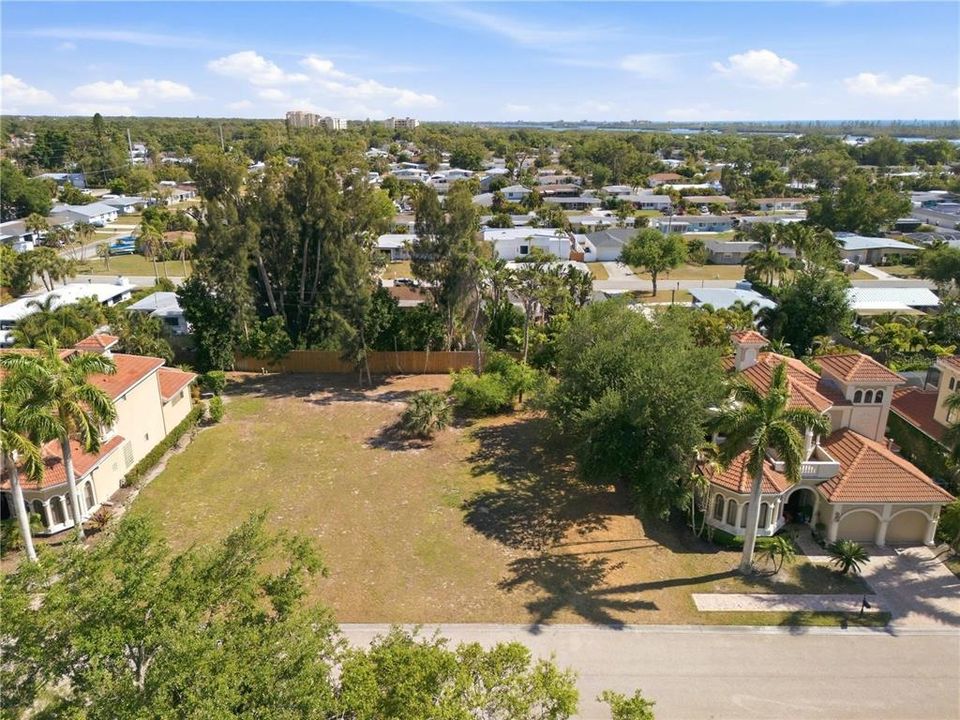 На продажу: $289,000 (0.17 acres)