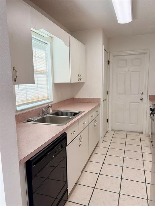 For Rent: $1,550 (3 beds, 2 baths, 1040 Square Feet)