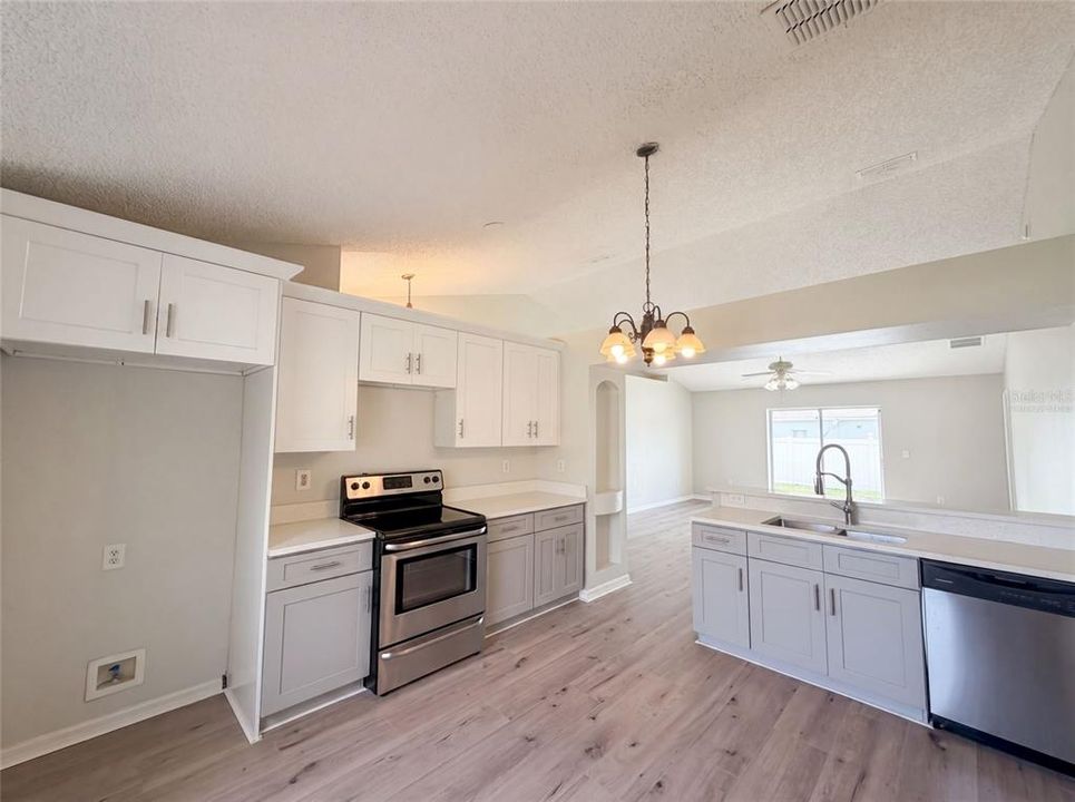 For Sale: $260,000 (4 beds, 2 baths, 1427 Square Feet)