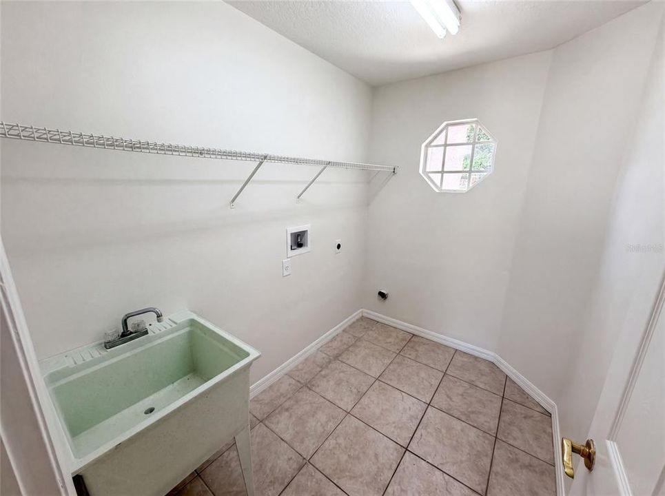 En Venta: $770,000 (5 camas, 3 baños, 3958 Pies cuadrados)