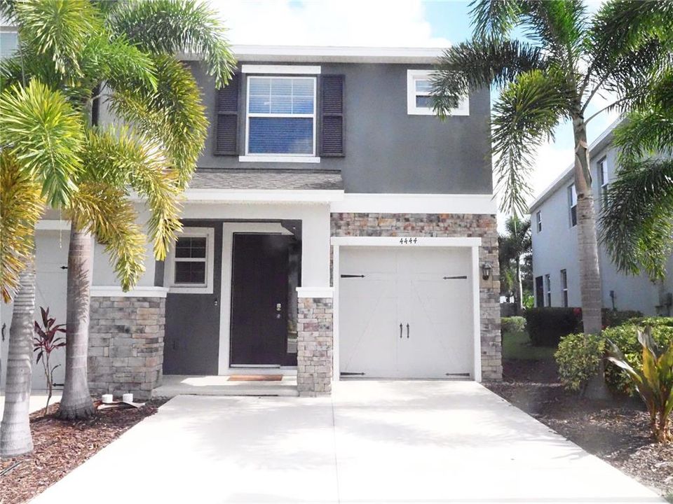 For Rent: $2,400 (3 beds, 2 baths, 1819 Square Feet)