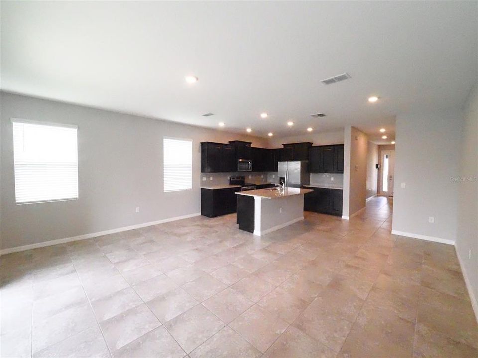 For Rent: $2,400 (3 beds, 2 baths, 1819 Square Feet)