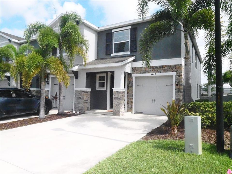 For Rent: $2,400 (3 beds, 2 baths, 1819 Square Feet)