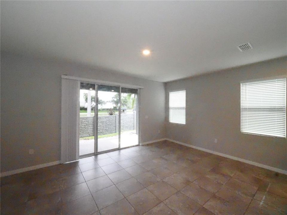 For Rent: $2,400 (3 beds, 2 baths, 1819 Square Feet)