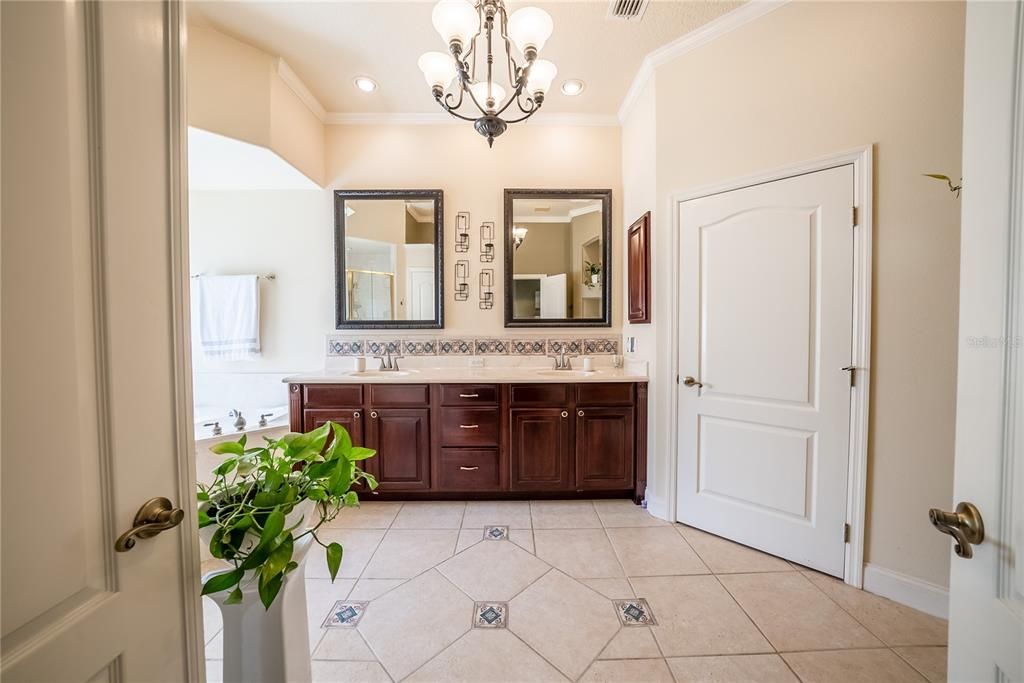 For Sale: $424,900 (3 beds, 2 baths, 1937 Square Feet)