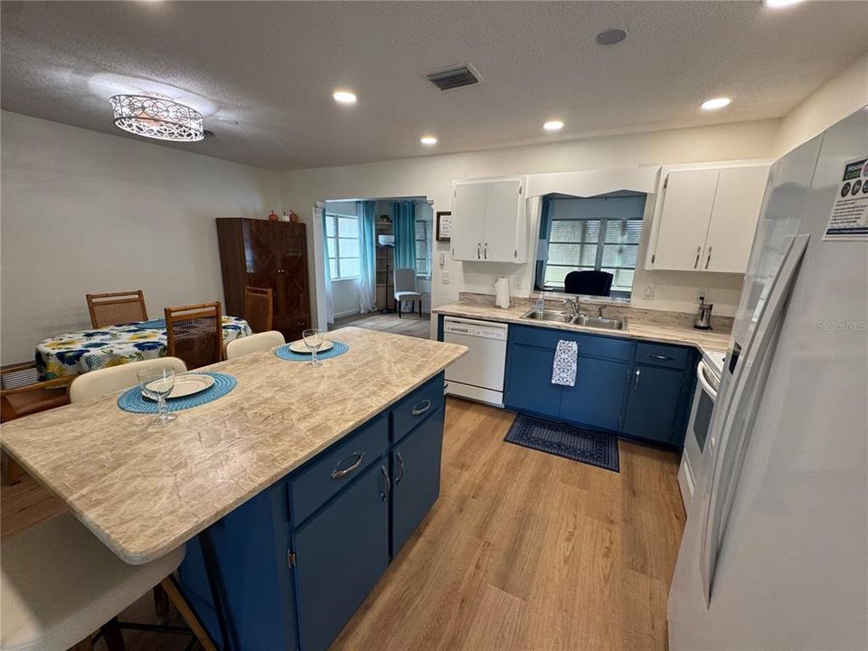 For Sale: $269,900 (3 beds, 2 baths, 1392 Square Feet)